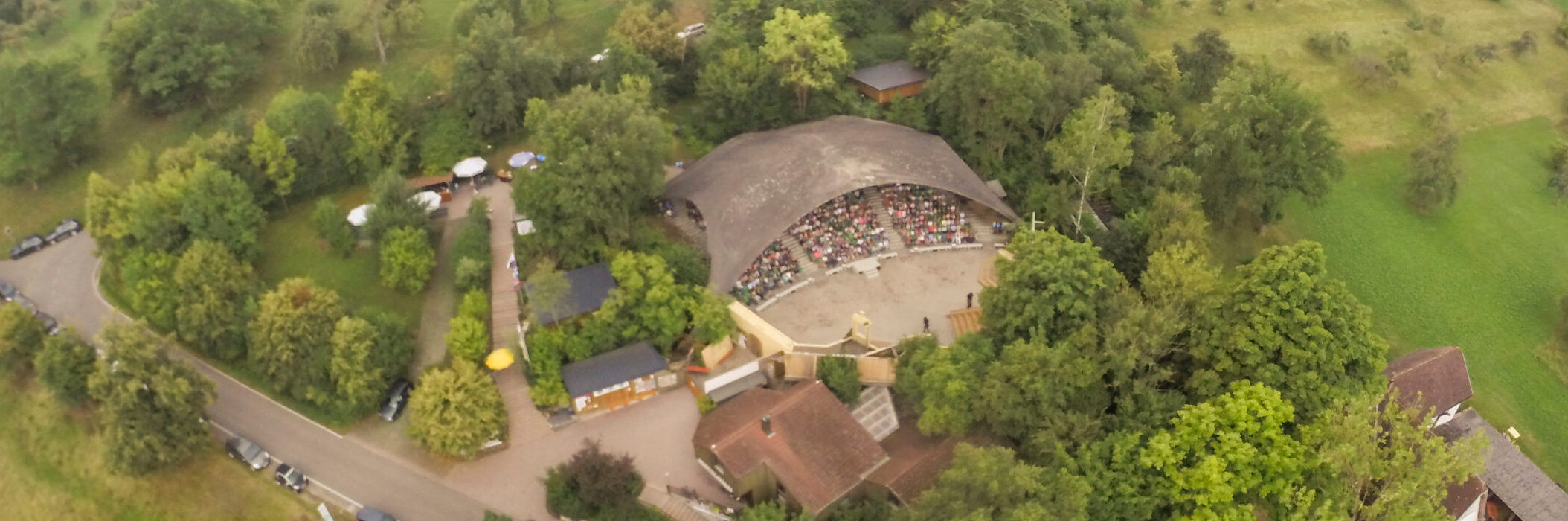 Das Naturtheater Grötzingen aus der Luft. Zentral im Vordergrund das Spielerheim und die Bühne, In der Mitte die Kuppel, die den Zuschauerraum für 880 Personen überspannt